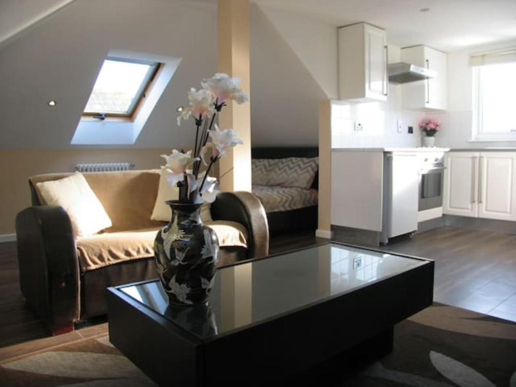 Modern Cosy Private Studio, Wifi, Ip-Tv, Must See Romford Buitenkant foto