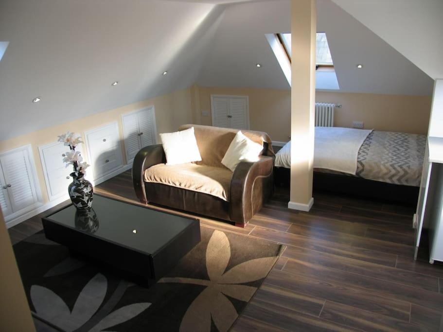 Modern Cosy Private Studio, Wifi, Ip-Tv, Must See Romford Buitenkant foto